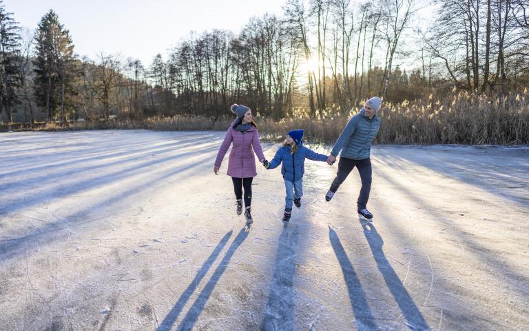 Abseits der Piste_Eislaufen_Flatschacher See_Familie_Nockberge_Winter ©Gert Perauer_MBN Tourismus (8) Abseits der Piste_Eislaufen_Flatschacher See_Familie_Nockberge_Winter ©Gert Perauer_MBN Tourismus (8)